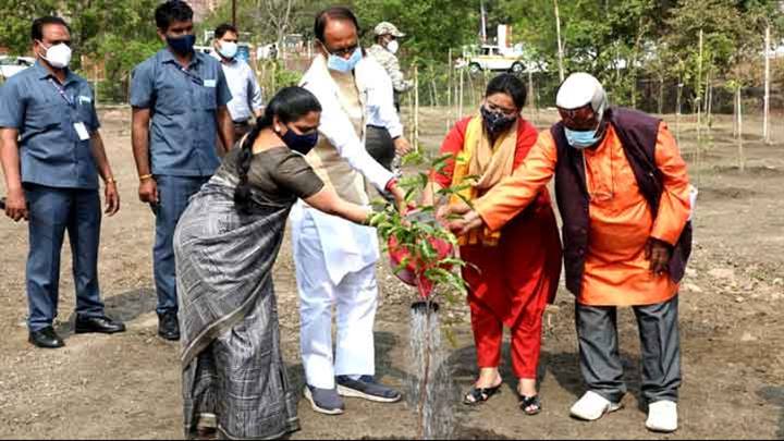 मुख्यमंत्री श्री चौहान ने स्मार्ट उद्यान में मौलश्री और केसिया का पौधा लगाया